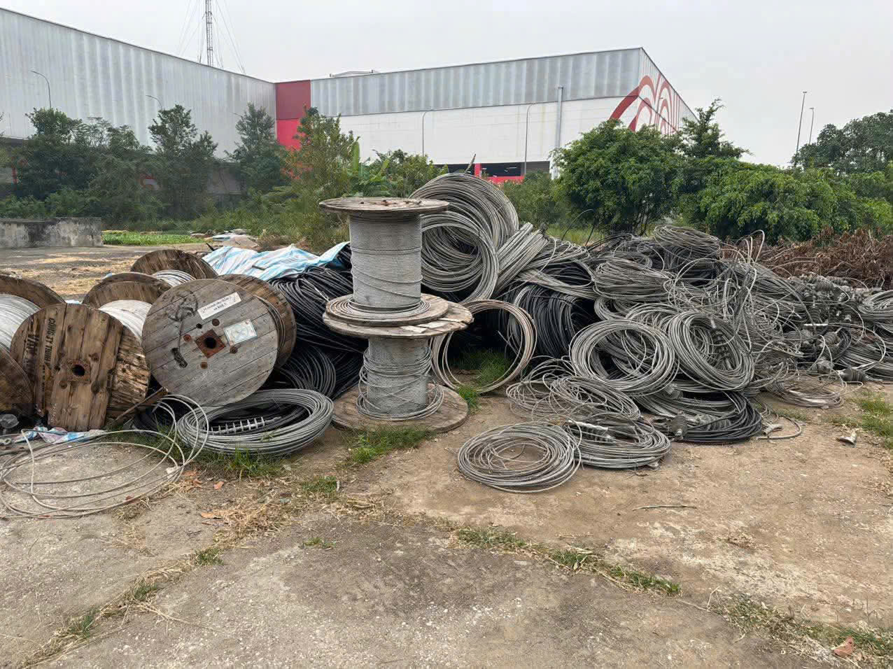 Các cuộn dây cáp nhôm tại bãi