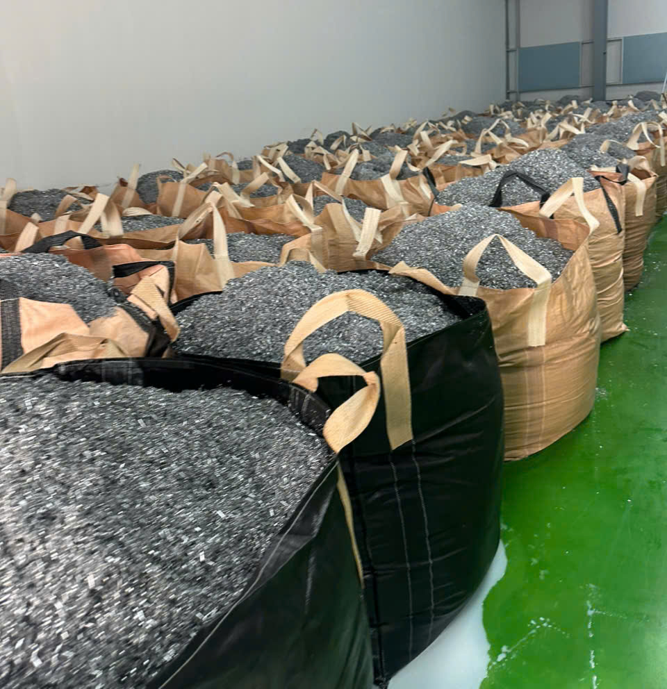 Mạt nhôm được đóng bao tại kho